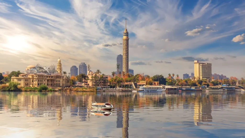 "Städtereisen in Ägypten – Blick auf Kairo und moderne Architektur