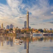 "Städtereisen in Ägypten – Blick auf Kairo und moderne Architektur